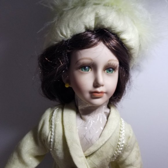 Set of two Collectible Memories Porcelain Dolls - Picture 7 of 9